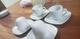 Tazas con platos para te o leche.
